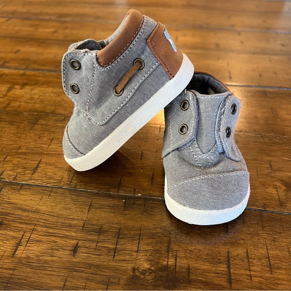 EUC TOMS Shoes - Baby Toddler size 4 - T4 boat style